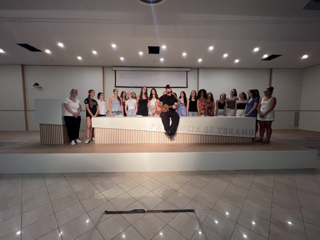 Flash mob del maestro Enrico Melozzi per la riapertura della Sala Polifunzionale di Teramo