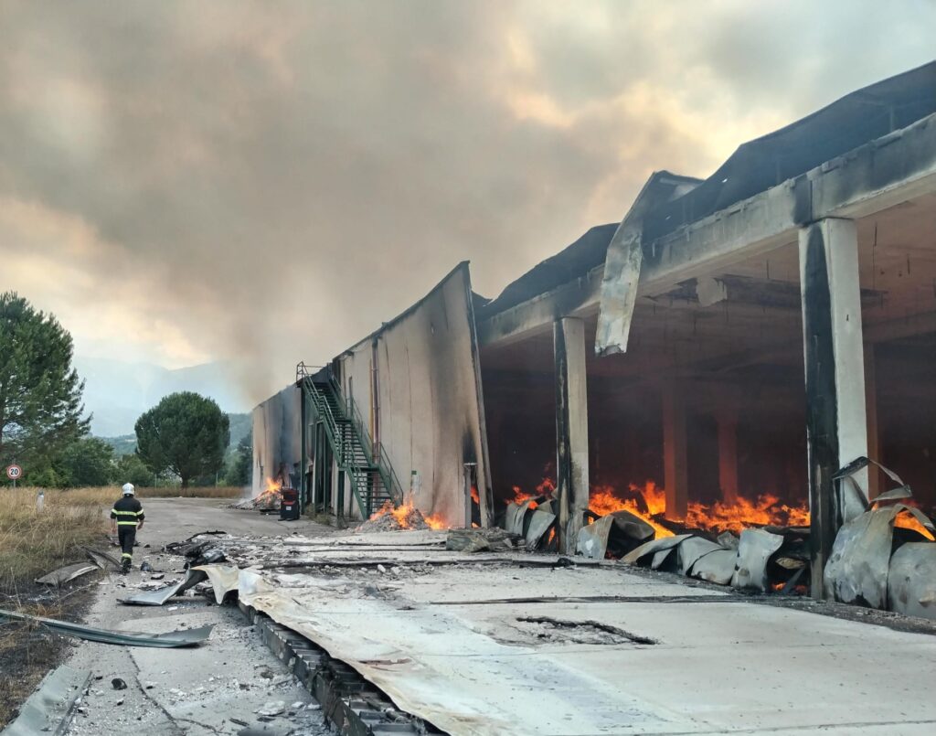 Robot antincendio in azione durante lo spegnimento dell'incendio Lazzaroni a Colledara