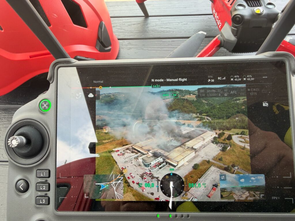 Colonna di fumo dell'incendio Lazzaroni visibile a Colledara