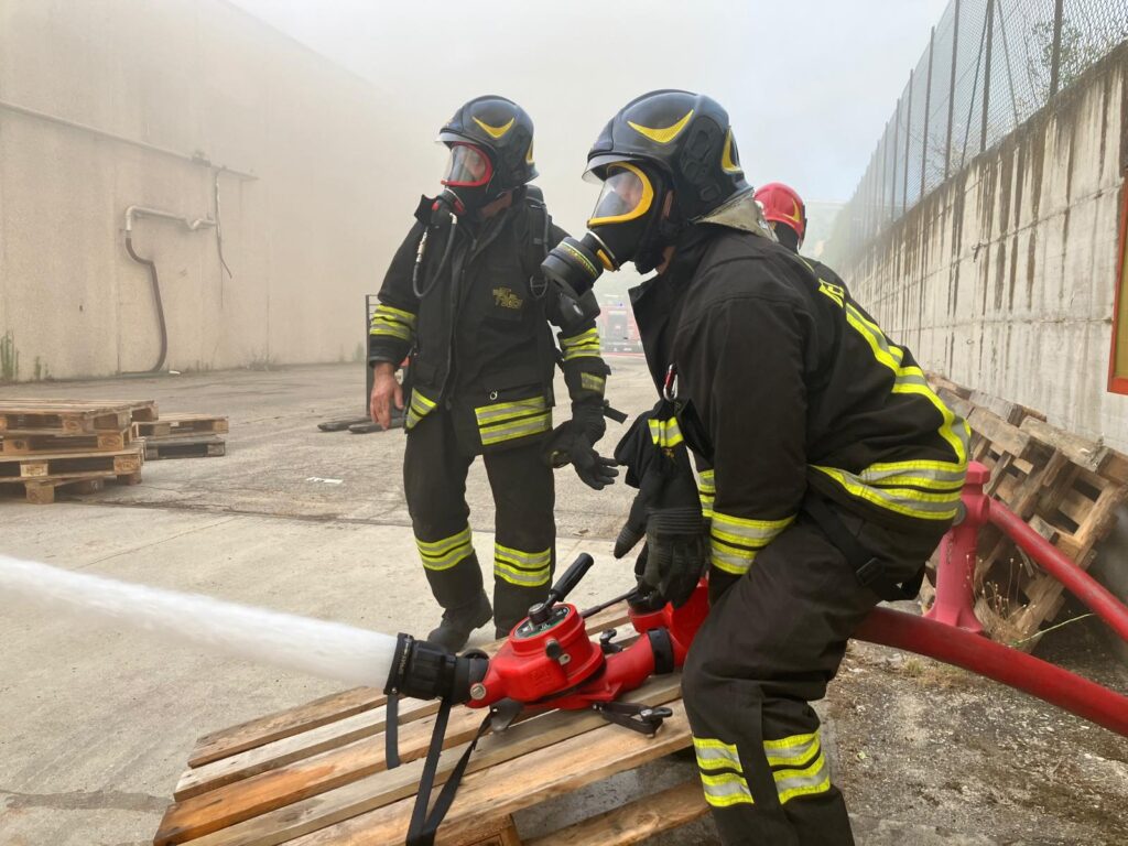 Robot antincendio in azione durante lo spegnimento dell'incendio Lazzaroni a Colledara