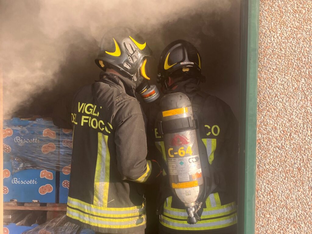 Robot antincendio in azione durante lo spegnimento dell'incendio Lazzaroni a Colledara
