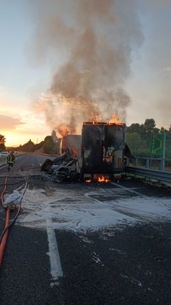 Vigili del Fuoco intervengono sull'incendio di un autoarticolato sulla A14 a Pineto