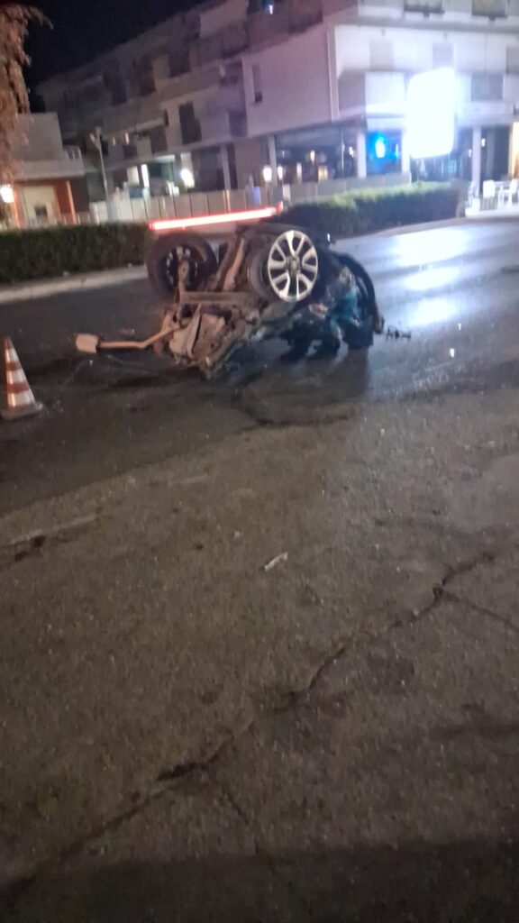 Auto danneggiata dopo un incidente stradale sulla Statale 16 a Cologna Spiaggia