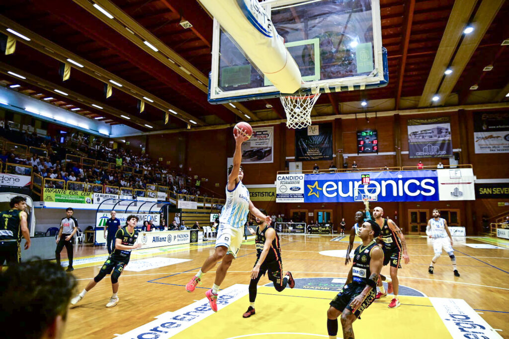I giocatori della Liofilchem Roseto durante la partita vinta a San Severo nella prima giornata di Serie B Nazionale